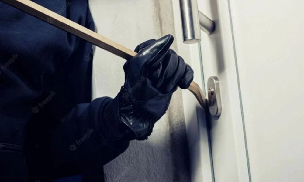 Καρέ-καρέ η διάρρηξη κοσμηματοπωλείου στον Άγιο Δημήτριο-Βίντεο ντοκουμέντο